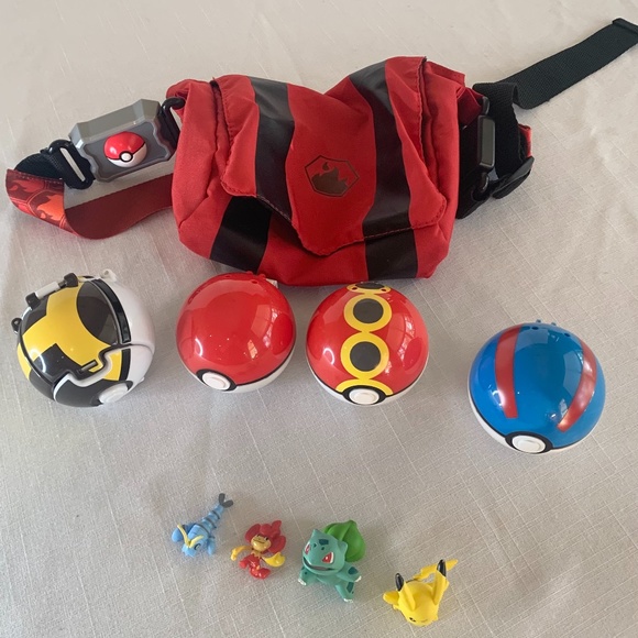 Pokemon Trainer kit with fire-type pouch, poke balls and figures - Picture 1 of 6